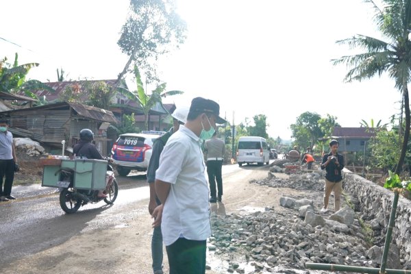 Gubernur Tinjau Ruas Pekkae – Takkalalla, Mulai Tahap Pembanngunan Talud untuk Cegah Luapan Banjir di Badan Jalan