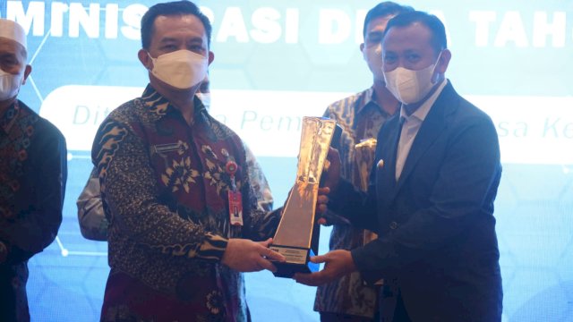 Bupati Takalar Syamsari Kitta terima penghargaan.(F-Humas)