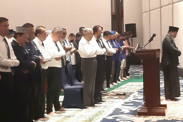 Mahathir Mohamad Shalat Jumat di NasDem Tower