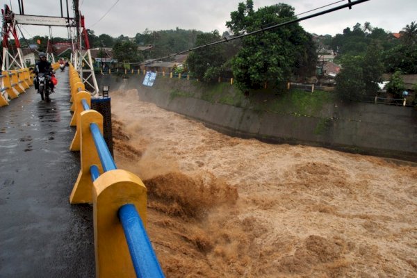 Waspada Kali Ciliwung Meluap, Puluhan RT di Jakarta Terendam Banjir