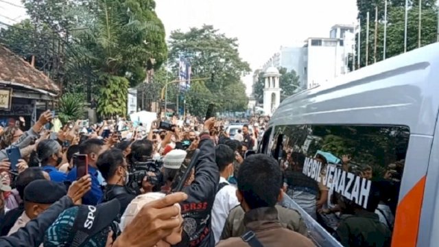 Warga Membludak antar jenazah Eril ke pemakaman.(F-INT)