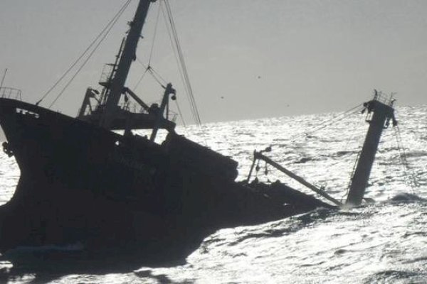 Dihantam Topan, Puluhan Awak Kapal Hilang di Laut