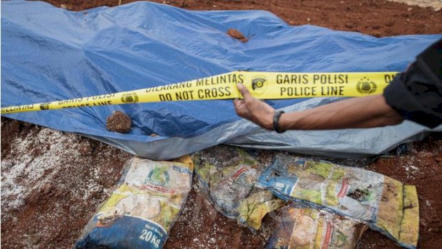 Sembako Bantuan Presiden 1 Kontainer Ditimbun di Lapangan Depok.(F-INT)