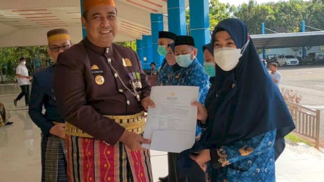 Bupati Chaidir Syam serahkan SK CPNS.(F-INT)