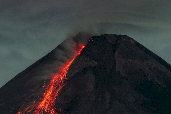 Waspada Gunung Merapi Luncurkan Guguran Lava Pijar Sejauh 1,8 Kilometer