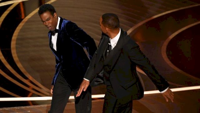 Will Smith Minta Maaf ke Chris Rock soal Insiden Penamparan di Oscar 2022.(F-INT)