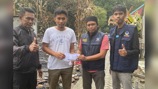 Langkah Cepat Legislator NasDem Sulsel H Muhammad Bantu Korban Kebakaran di Bone