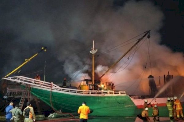 2 Kapal Kargo Terbakar di Pelabuhan Rakyat Kalimas Surabaya, Diduga dari Kamar ABK