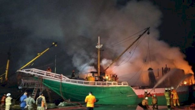 Kapal Kargo Terbakar di pelabuhan surabaya.(F-INT)