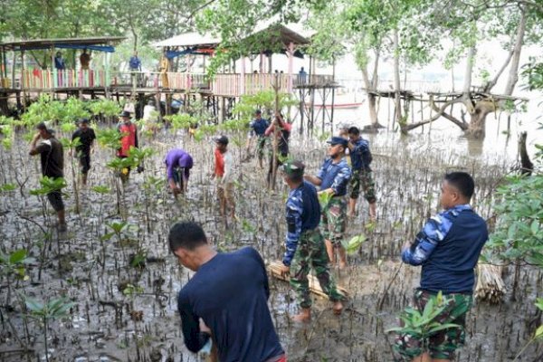 BCA dan Pemkab Takalar Tanam 3.000 Bibit Pohon Mangrove di Pantai Lingkungan Parialau