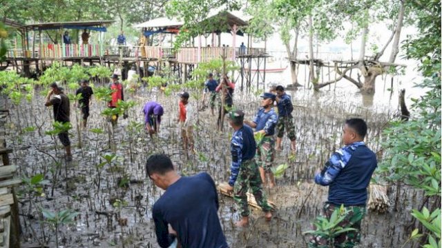 BCA dan Pemkab Takalar Tanam 3.000 Bibit Pohon Mangrove.