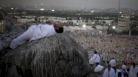 Usai Shalat Subuh, Jamaah Haji Padati Bukit Jabal Rahmah di Padang Arafah