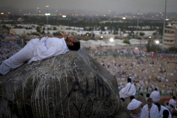 Usai Shalat Subuh, Jamaah Haji Padati Bukit Jabal Rahmah di Padang Arafah