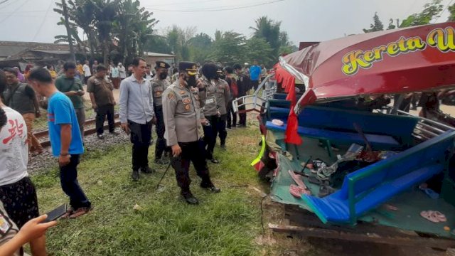 9 Penumpang Odong-Odong Tewas setelah Ditabrak Kereta di Serang.(F-INT) 