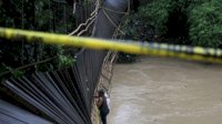 Jembatan Ambruk, 8 Anak Tewas Tercebur ke Sungai
