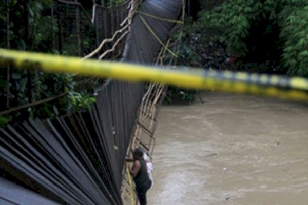 Jembatan Ambruk, 8 Anak Tewas Tercebur ke Sungai