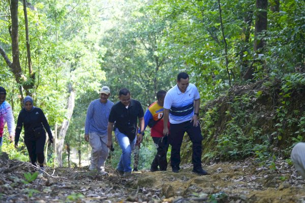 Berkunjung ke Kampung Bakka dan Buung Pangkep, Bupati Yusran Bagikan Bantuan