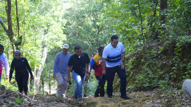 Berkunjung ke Kampung Bakka dan Buung Pangkep, Bupati Yusran Bagikan Bantuan