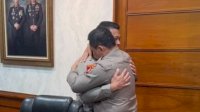 Brigadir J Tewas Ditembak Bharada E, Kadiv Propam Irjen Ferdy Sambo Menangis di Pelukan Kapolda Metro