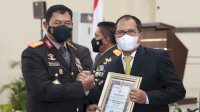 Peringatan Hari Bhayangkara 76 Tahun, Wali Kota Makassar Raih Penghargaan Dari Kapolda Sulsel