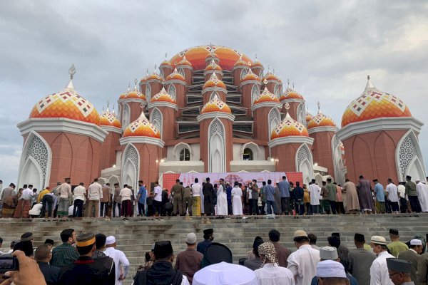 Warga Padati Salat Idul Adha di Masjid Kubah 99 Asmaul Husna