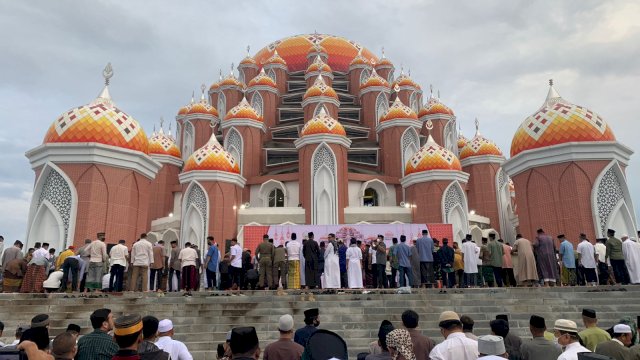 Warga Padati Salat Idul Adha di Masjid Kubah 99 Asmaul Husna