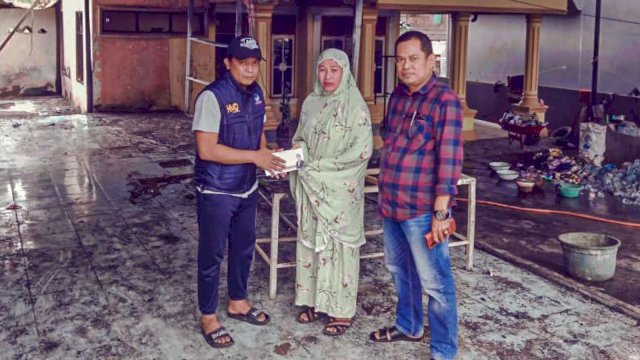 Legislator NasDem Sulsel H Muhammad Bantu Korban Kebakaran, Warga Bone Puji Gerakan Kemanusiaanya