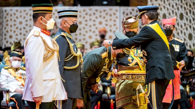 Sultan Brunei Berikan Penghargaan kepada Pangliman TNI.(F_INT)