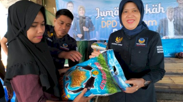 Anggota DPR RI Hasnah Syam Bagikan Sembako-Bernostalgia dengan Teman Sekolah di Jumat Berkah