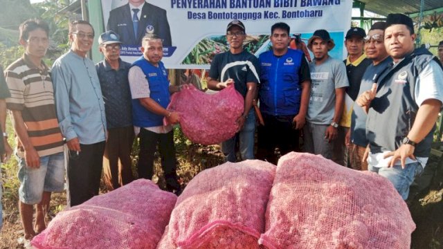 Bantu Petani, DPD NasDem Selayar Bagikan 450 Kg Bibit Bawang