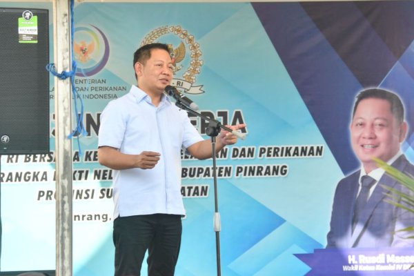 Bersama KKP, Rusdi Masse Bagikan 1.000 Paket Sembako ke Nelayan di Pinrang