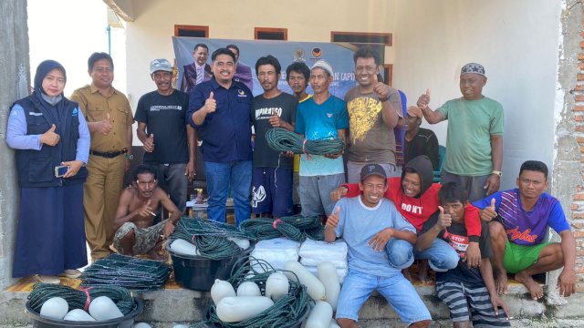 Kelompok Nelayan Penerima Bantuan Alat Penangkapan Ikan dari Wakil Ketua Komisi IV DPR RI, Rusdi Masse.