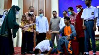 Penyandang Disabilitas Sujud Syukur Usai Terima E-KTP dari Gubernur Andi Sudirman