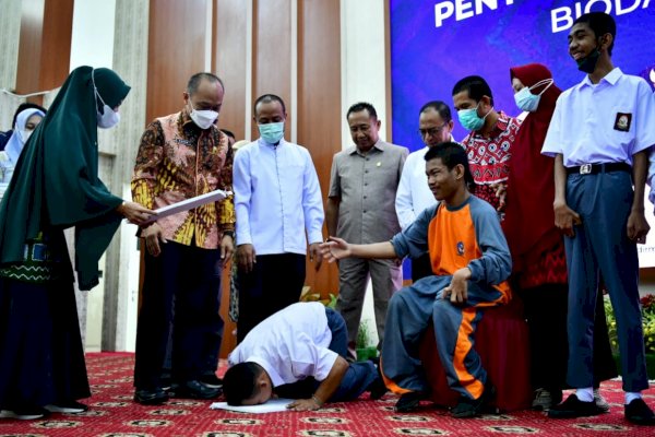 Penyandang Disabilitas Sujud Syukur Usai Terima E-KTP dari Gubernur Andi Sudirman