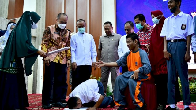 Penyandang Disabilitas Sujud Syukur Usai Terima E-KTP dari Gubernur Andi Sudirman