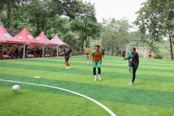 Jalin Silaturahmi, Danny Pomanto Main Futsal Bareng Anggota DPRD Makassar