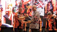 Bupati Luwu Basmin Mattayang Terima Plakat Kehormatan dari MPW Pemuda Pancasila Sulsel