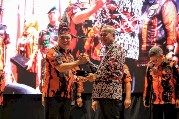 Bupati Luwu Basmin Mattayang Terima Plakat Kehormatan dari MPW Pemuda Pancasila Sulsel