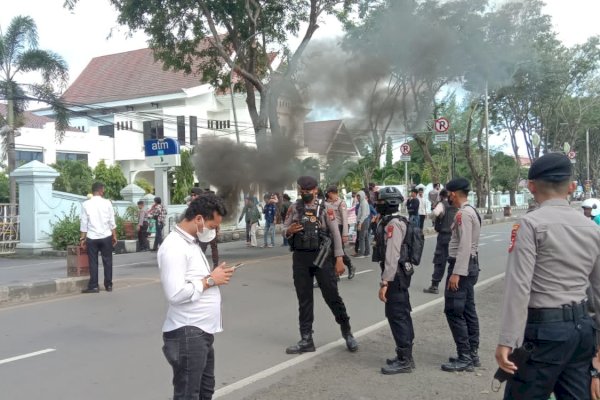 Rebutan Asrama, Belasan Mahasiswa Hipermata Baji Ateka’ Tutup Jalan Poros Takalar