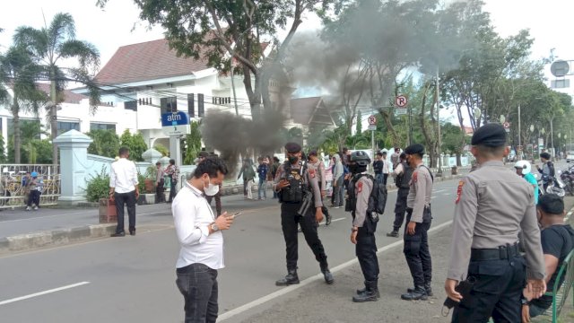 Belasan Mahasiswa Hipermata Baji Ateka' Tutup Jalan Poros Takalar.