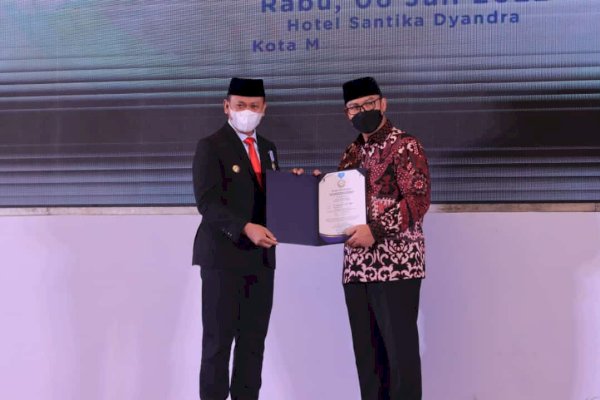 Hebat! Bupati dan Ketua TP PKK Takalar Terima Penghargaan Tertinggi dari BKKBN Pusat