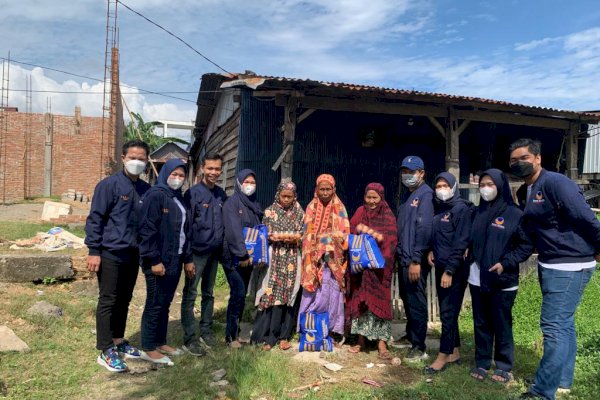 Tanpa Lelah, Jumat Pagi NasDem Milenial RMS Sudah Bagi-bagi Sembako ke Warga Pinrang