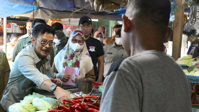 Mentan SYL Sidak Stok dan Harga Pangan di Pasar Kota Makassar.