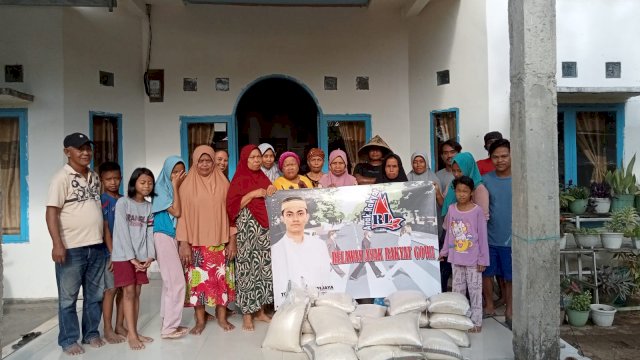 Komunitas Anak Rakyat Gowa Bergerak Bagikan Sembako ke Warga Kurang Mampu.