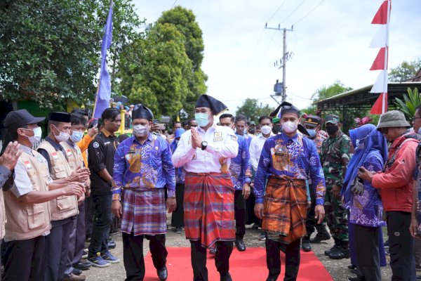 Kunker ke Balocci, Bupati Pangkep Yusran Resmikan Objek Wisata dan Bagikan Bantuan