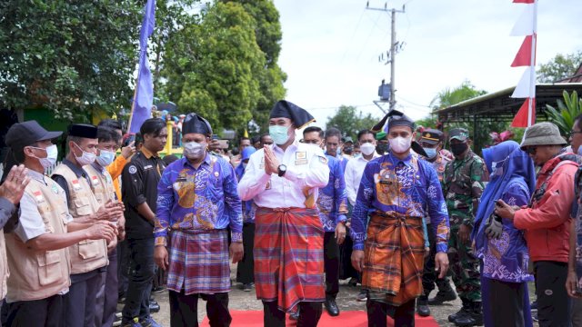 Kunker ke Balocci, Bupati Pangkep Yusran Resmikan Objek Wisata dan Bagikan Bantuan