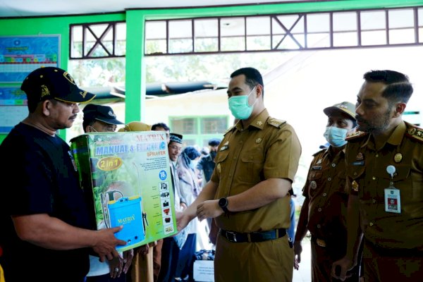 Bupati Yusran Serahkan Bantuan Hibah untuk Warga Desa Coppo Tompong Pangkep