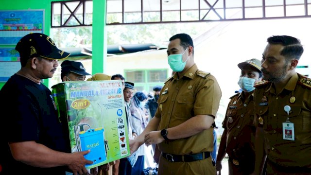 Bupati Yusran Serahkan Bantuan Hibah untuk Warga Desa Coppo Tompong Pangkep