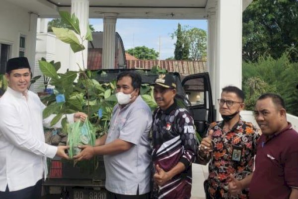 Hindari Dampak Angin Puting Beliung, Bupati Pangkep Yusran Bagikan 1.100 Bibit Sukun untuk Warga Pulau Terluar