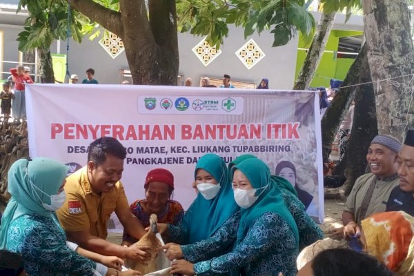 TP PKK Mattiro Matae Pangkep Bagikan Bebek Petelur dan Susu ke Warga